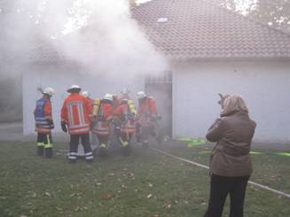 Feuerwehrmänner bei der Rettung eines Dummys