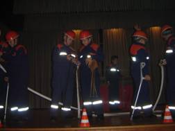 Die Jugendfeuerwehr ließ sich was tolles Einfallen. So stellen sich die Kids das Üben in der Jugendfeuerwehr vor 40 Jahren vor...