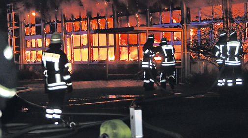 Großbrand vernichtet drei Hallen der Diakonie